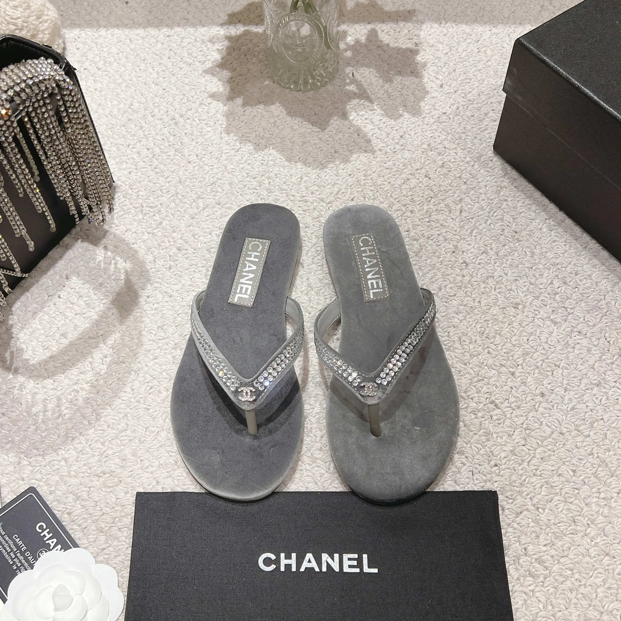 👟👟Ex-factory price 480👟👟 Xiaoxiang chanel 2025 new flip-flops! This series is really amazing. How can it be so beautiful! Summer is really an invincible combination that can be salty or sweet ~ The upper is made of original velvet and the lining is lambskin genuine leather outsole Size: 35-40 (40 customized)